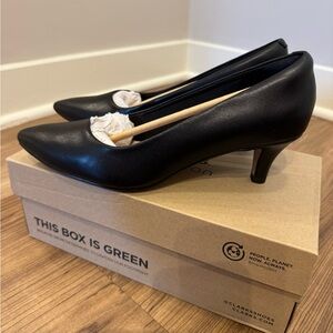 Clarks black leather pumps size 7.5
